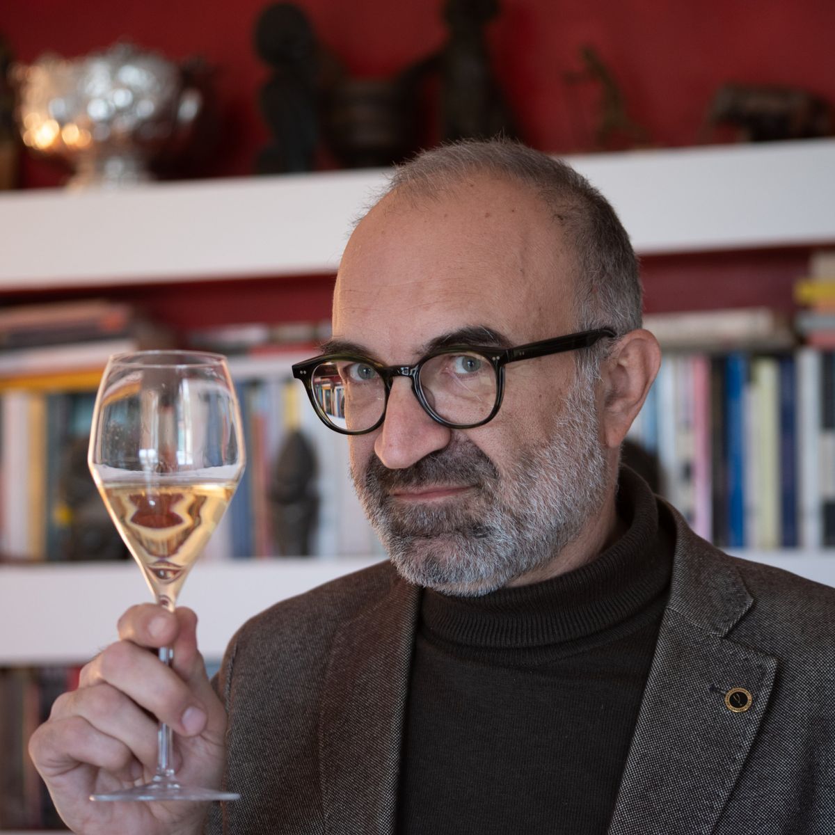 Marco Chiesa con un calice di Champagne